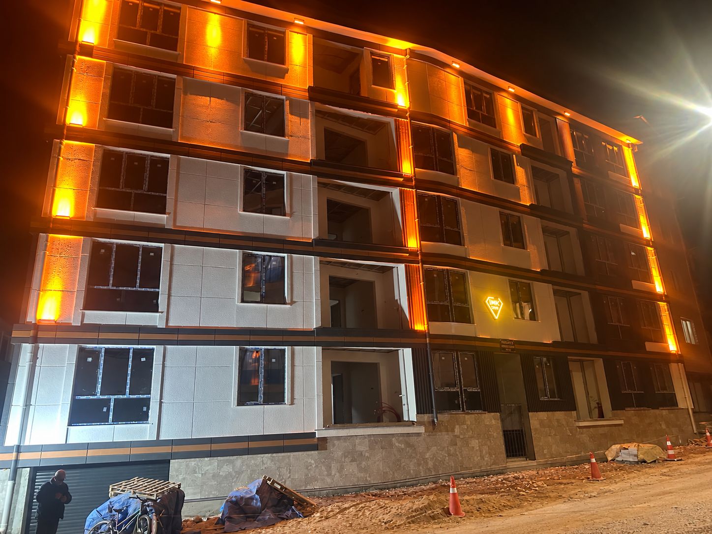 Rodoplu Apartmanı gece cephe aydınlatması